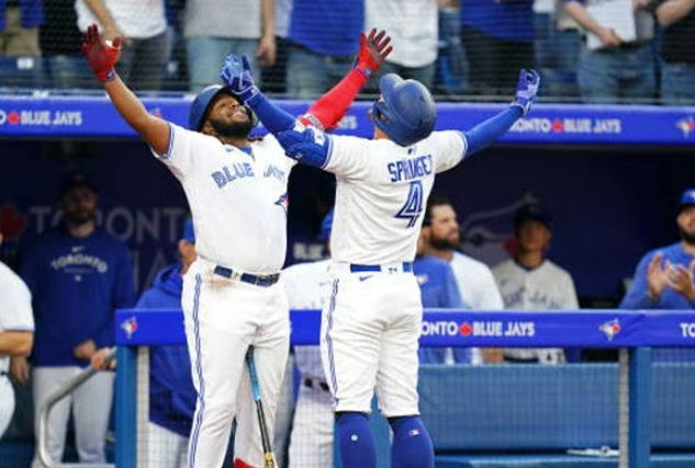 Blue Blue Jays celebran que acabaron con la racha histórica de los Rays.