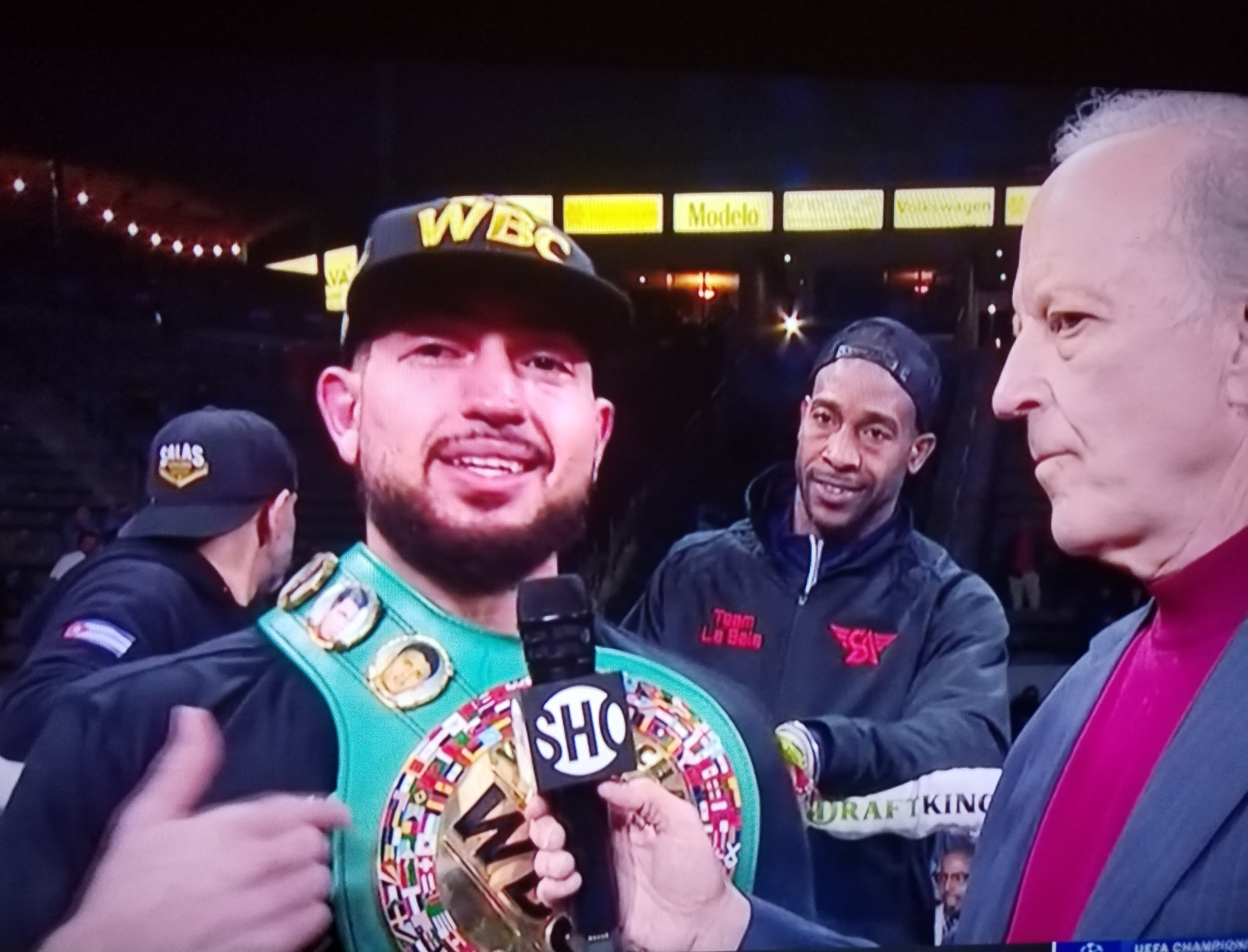 Mendoza acabó con Fundora en el séptimo asalto dándole la vuelta a la pelea.
