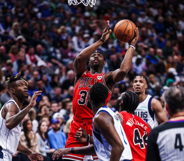 Bulls aseguraron el noveno puesto del Este y hundieron a los Mavs.