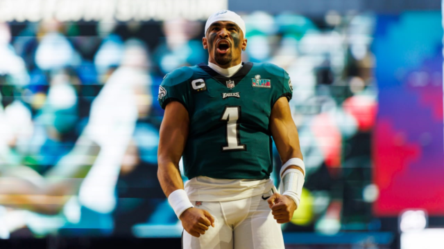 Jalenn Jalen Hurts acordó una extensión de contrato por cinco temporadas.