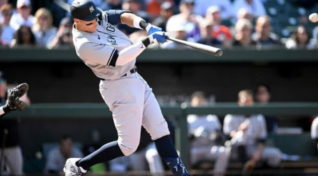 Judge Aaron Judge batea el jonrón 224 de su carrera con los Yankees.