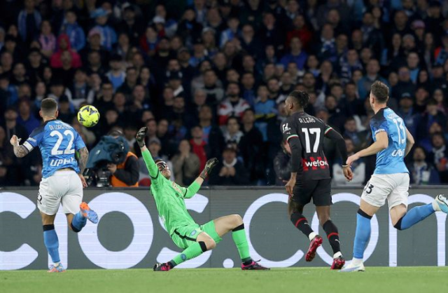 Con doblete del portugués Rafael Leão, Milan le pasó por encima al Napoli.