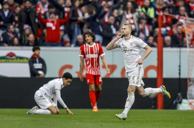 Matthijs de Ligt anotó un golazo que le dio triunfo al Bayern.