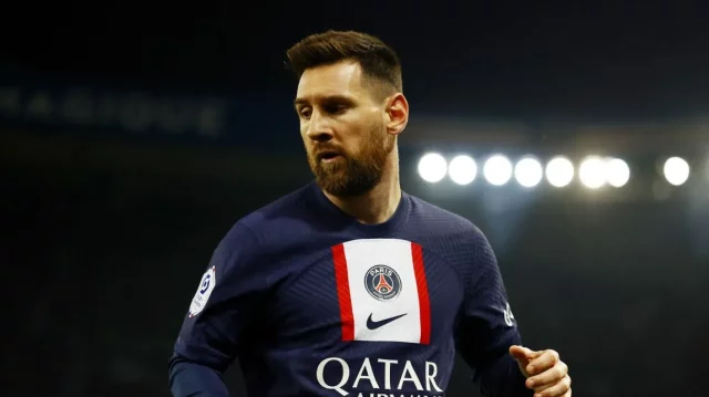 Messi Otra vez los aficionados silban a Messi en el Parque de los Príncipes.
