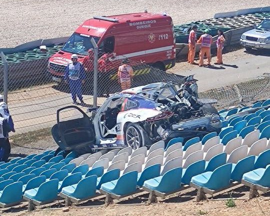 Porsche El Porsche de Alexandre Areias en el circuito de Portimao en Portugal.