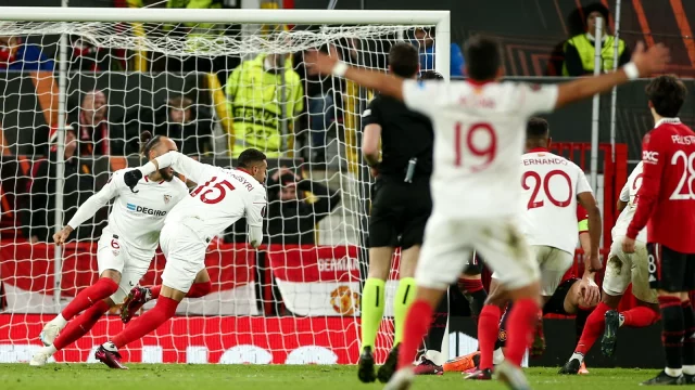 Sevilla El Sevilla salió con el empate ante el United en un final agónico.
