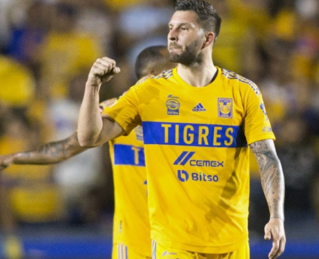Tigres André-Pierre-Gignac marcó doblete en la goleada de Tigres.