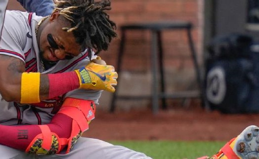 Acuña Acuña abandonó el juego ante Mets luego de recibir un pelotazo.