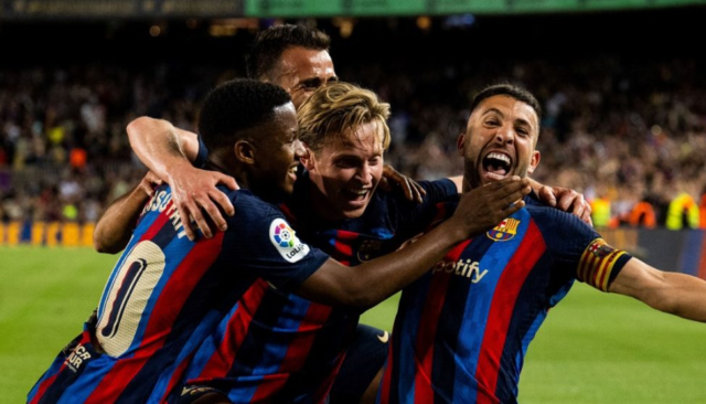 Barcelona logró un triunfo agónico, pero el Madrid perdió y se acerca al título.