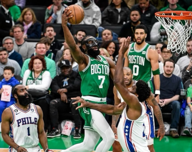 Brown anotó 25 puntos y Celtics empató la serie en su casa.