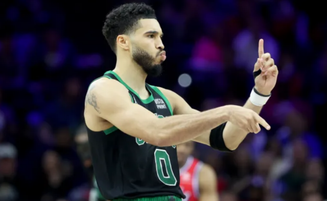 Jayson Tatum anotó 27 puntos y bajó 10 rebotes en el triunfo de los Celtics.