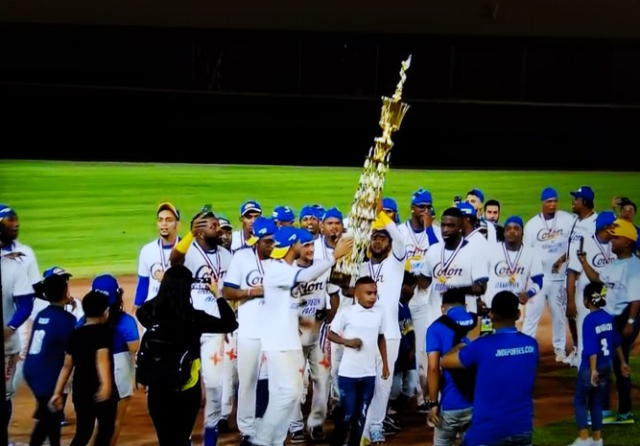 Colon Los colonenses festejan tras superar a santeños, ganando la serie 4-1.