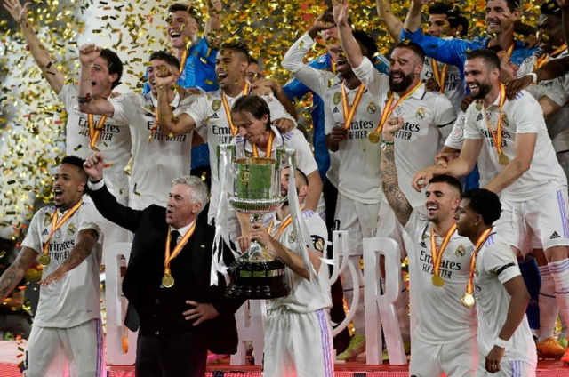 Copiña Jugadores y el DT Ancelotti celebran vigésima Copa del Rey.