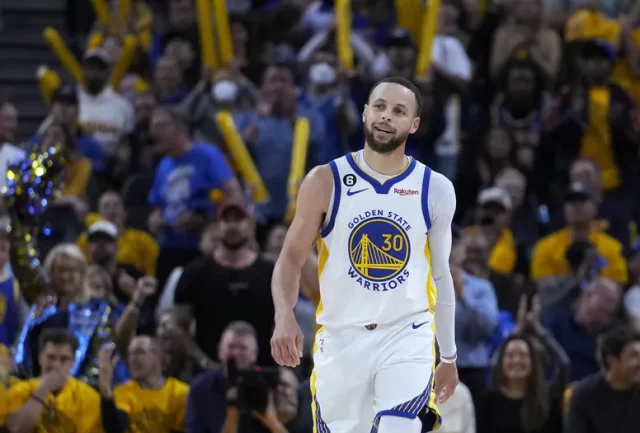 Curry anotó 27 puntos, 8 asistencias y encesto 12 de 24 tiros.
