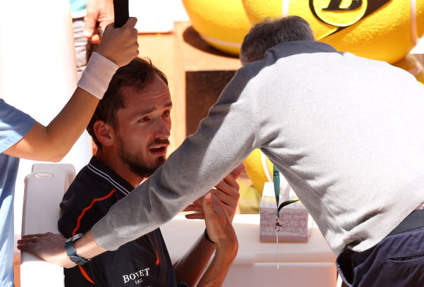 Daniil Medvedev no estaba nada contento en jugar en la segunda pista de Madrid.