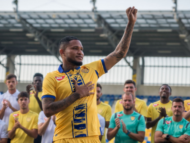 Davis Eric Davis fue ovacionado al salir del terreno en su despedida.
