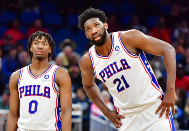 Duo Joel Embiid (21) y Tyrese Maxey figuras claves en triunfo de los 76ers.