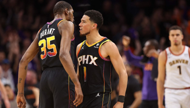 Encandilan Recital de Booker (der) y Durant reaniman a los Suns.