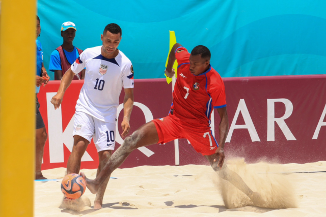 Gringos La selección panameña fue inferior a la estadounidense en el fútbol playa.