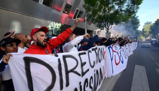 Los hinchas del PSG concentrados ante la sede del club.