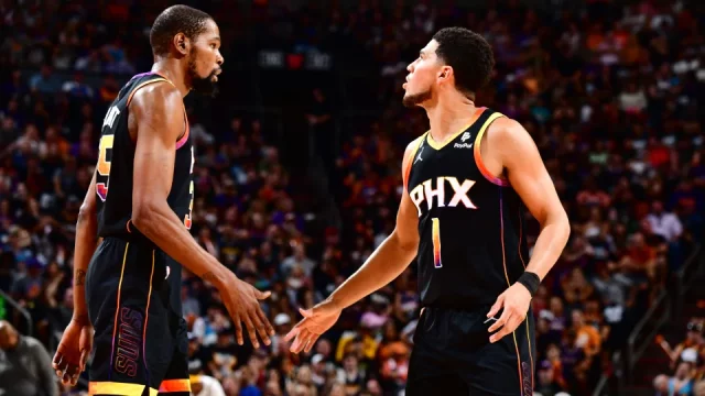 Kevin Los Suns se apoyaron en el repertorio ofensivo de Durant y Booker.