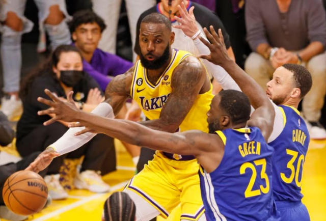 LeBron LeBron consiguió 30 puntos, 9 rebotes y 9 asistencias,