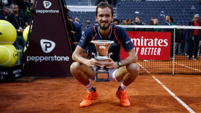 Medvedev Daniil Medvedev posando con el trofeo del Masters 1.000 de Roma.