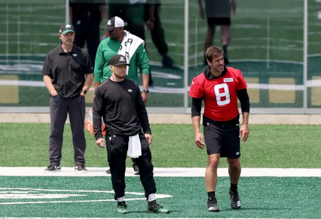 Rodgers fue visto cojeando a un lado del campo principal,