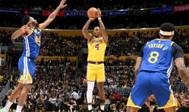 Walker Walker fue el héroe de los Lakers con 15 puntos en el último cuarto.