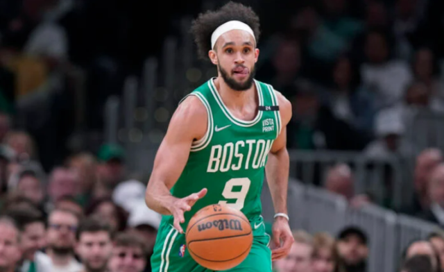 Derrick White IV acabó con 24 puntos y encestando seis de ocho triples.