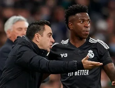 Xavi rechaza todo insulto racista y defiende a Vinicius.