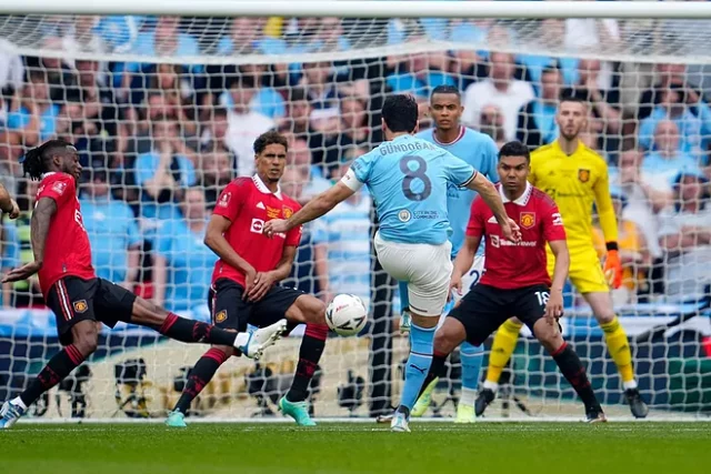 Gudogan Gündogan conecta con la zurda para anotar el gol del triunfo ante el United.