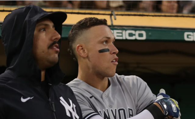 Néstor Cortés Jr. y Aaron Judge en el doguot de los Yankees.