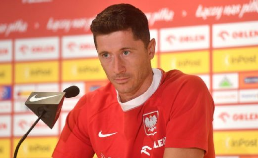 Lewy Lewandowski asegura estar enfocado en cumplir su contrato con Barcelona.