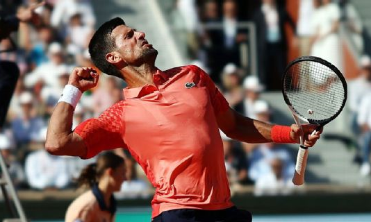 Novak Djokovic logra sufrido pase a octavos en el Roland Garros.