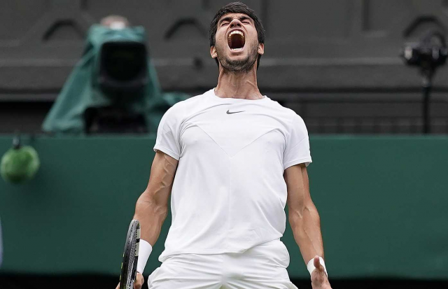 Alcaraz Alcaraz reacciona tras vencer a Berrettini en Wimbledon.