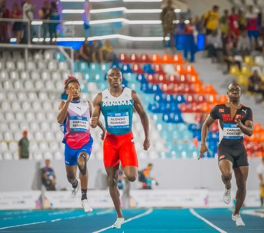 Edward Alonso Edward (en el centro) logra la medalla de plata.