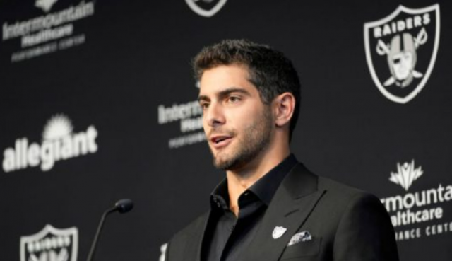 Jimmy Jimmy Garoppolo ahora sí pasa examen físico con los Raiders.