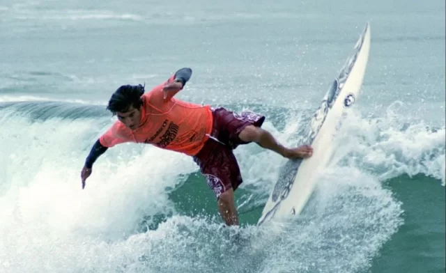 Mikala Jones en una competencia en Huntington Beach, California.