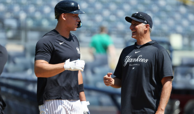 Pettitte Andy Pettitte (izquierda), líder histórico entre los lanzadores de los Yankees.