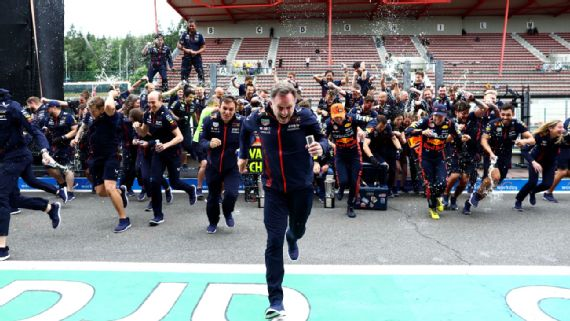 Trofeo Red Bull rompió el trofeo que recibió tras el triunfo en Bélgica.
