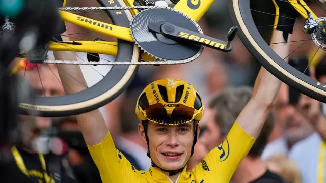 Vinge Vingegaard ganó con una enorme ventaja sobre su principal rival, Pogačar.