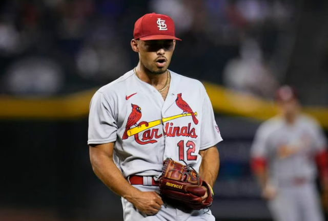 Cardenales Jordan Hicks llega a los Azulejos de Toronto.