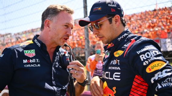 Checo Sergio Pérez conversando con Christian Horner.