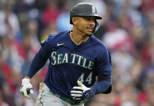 Julio El dominicano Julio Rodríguez se fue de 5-5, con tres sencillos.