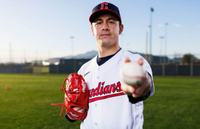 Logan El zurdo Logan Allen lanzó 6 entradas por los Guardianes.