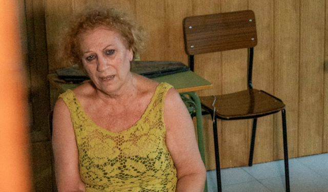 Ángeles Béjar, madre de Luis Rubiales, durante su huelga de hambre en una iglesia. Para hacer uso de este contenido cite la fuente y haga un enlace a la nota original en Primicias.ec: https://www.primicias.ec/noticias/jugada/madre-luis-rubiales-hospital-huelga-hambre/