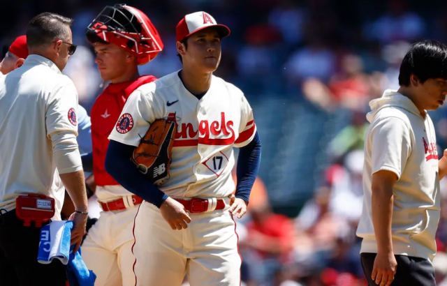 Ohta Shohei Ohtani salió del partido con evidente molestia.