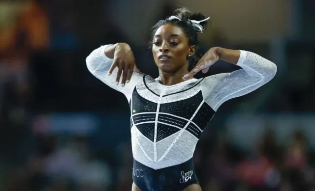Simone Simone Biles en un ejercicio en la barra de equilibrio.