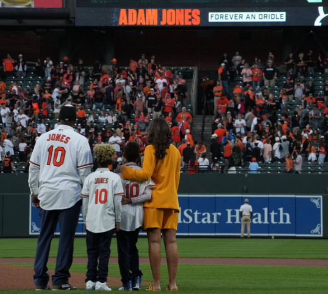 Adam Adam Jones fue presentado junto a su familia ante la gente.